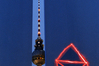 Das per Licht auf die Wand gezeichnete Acht- Linien-Kinderspiel »Das ist das Haus vom Nikolaus« im Kontrast zur modernen Architektur des Berliner Fernsehturms. Bild: Alina Lux 