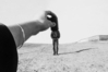Nähe-Ferne-Dimensionen. Die nahe Hand stülpt der fernen Person scheinbar eine Kleinbild-Filmdose über den Kopf. Bild: Elke Naters