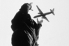 Nähe-Ferne-Dimensionen. Das Flugzeug mit den bloßen Händen fangen. Bild: Anja Schröter