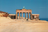Der mediale Raum in der digitalen Bildbearbeitung. Die Ausgangsbilder zu dieser Aufgabe bestehen aus einem geeigneten Bild, das das Brandenburger Tor zeigt, und einem Bild für seine neue Umgebung. Das Berliner Brandenburger Tor wirkt in der kargen Wüstenlandschaft wie ein antiker Tempel. Bild: Harald Grünwald 