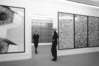 Born/Heine in der Ausstellung Medienkunst, im Vordergrund Foto Video Digital, im Hintergrund Relief Imaginär, Neuer Berliner Kunstverein 1988. Bild: Born/Heine