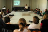 Thomas Born präsentiert das Lernsystem Virtual Design, Leuphana Universität, Institut für Kunst, Musik und ihre Vermittlung (IKMV), Lüneburg 2001. Foto: Anna Elisa Heine  