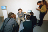 Thomas Seelig mit Studierenden beim Workshop Computer als audiovisuelle Maschine, bildo Studio 1, 1988. Foto: Jan Victor Wiktor 