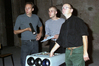Born, Kemnitz, Wedig (vrnl.) beim Einrichten der Video-Doppelrückprojektion, Kino Babylon Berlin-Mitte, 1993. Foto: Anna Elisa Heine 