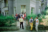 Studierende im Garten vor der bildo Akademie, Althoffstraße 0 