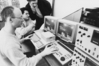 Video-Schnittplatz im bildo Studio 2, Heesestraße 10, 1990. V.v.n.h: Thomas Born, Werner Mayer und Dieter Jaufmann 
