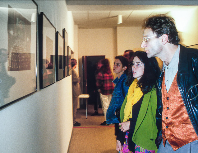 Galerie Bild 3 — Ausstellungsbesucher in der bildo Flurgalerie, 1994