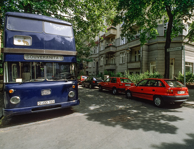 Galerie Bild 16 — »Omnibus für Direkte Demokratie gGmbH«, vor der bildo Akademie, 1992      