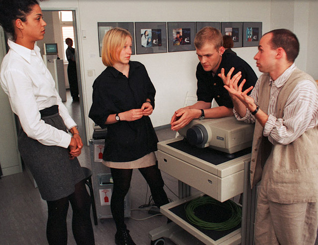 Galerie Bild 14 — Studierende und Absolventen im Gespräch, 1995