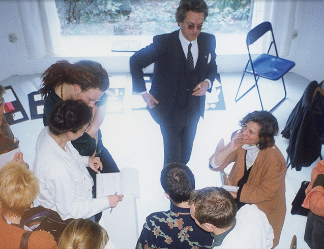 Galerie Bild 19 — Wahrnehmungs-Workshop mit Reinhart Büttner (Bildmitte), 1991